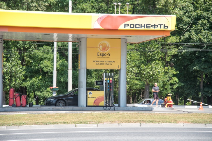 Продажей заправок «Роснефть» хочет решить проблему санкционного давления