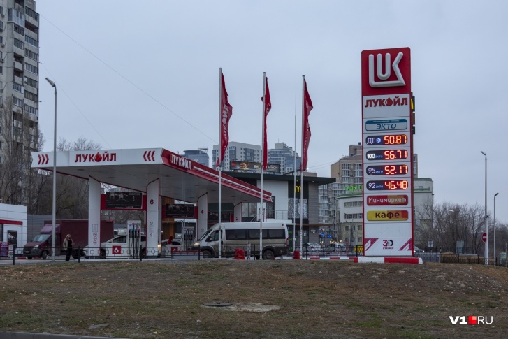 Цены на заправках в очередной раз переписали в ночь с пятницы на субботу Цены на заправках в очередной раз переписали в ночь с пятницы на субботу