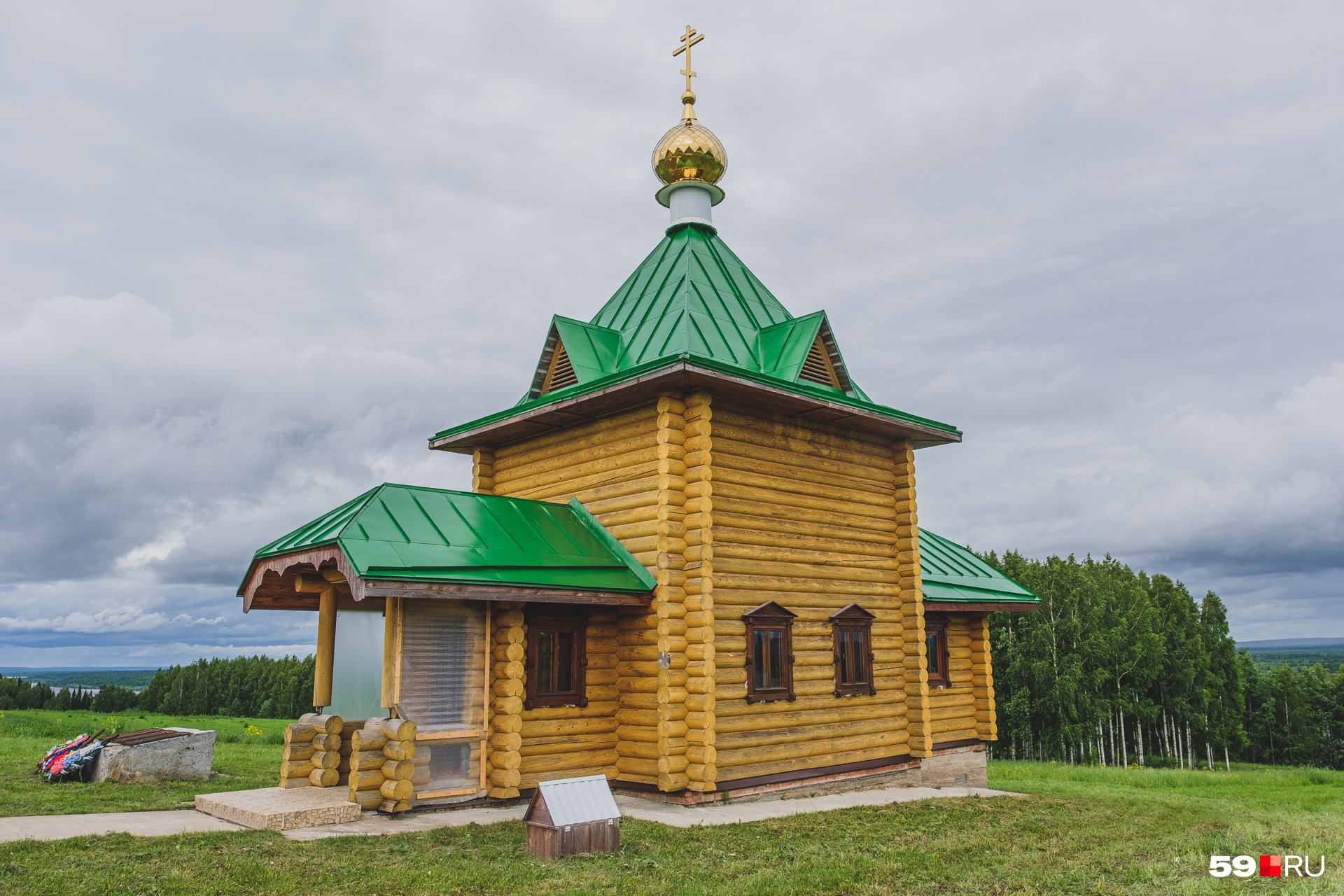 Поселок делает. Д Толстик Соликамского района. Деревня Толстик Соликамский район. Церковь Спиридона Тримифунтского. Церковь Спиридона Тримифунтского и зоопарк.