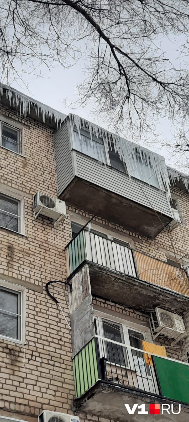 Сосульки могут сорваться с крыши дома в любой момент Сосульки могут сорваться с крыши дома в любой момент