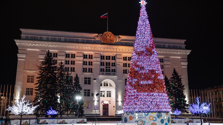 В мэрии Кемерова рассказали, когда разберут елку на площади Советов