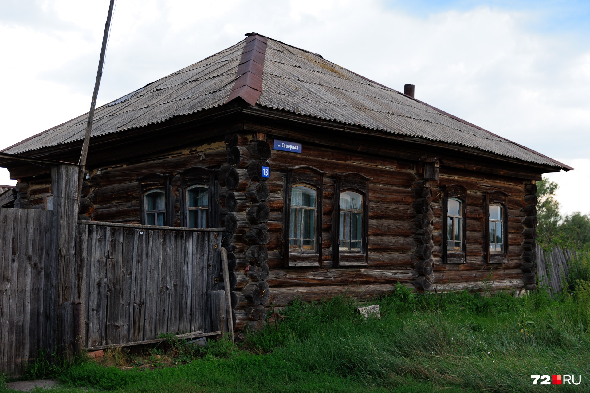 Раньше здесь жил товарищ Хусаина. Но потом он переехал в большое село. В баню за этим домом и ходит Хусаин