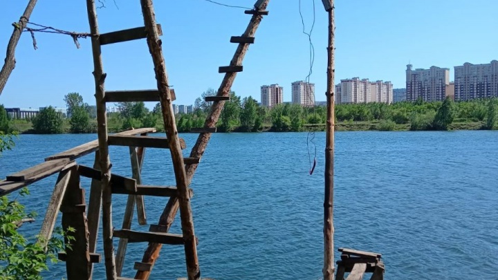 Допрыгались: опасную самодельную вышку снесли на Красном озере в Кемерове