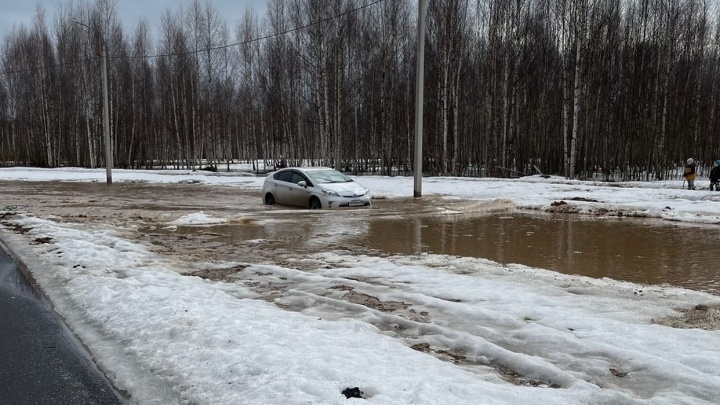«Машины глохнут»: в Ярославле на новой дороге разлилась лужа длиною в несколько метров