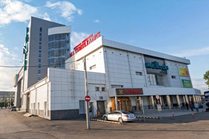 В «Максимилианс» 800 посадочных мест — это, пожалуй, крупнейший ресторан в городе В «Максимилианс» 800 посадочных мест — это, пожалуй, крупнейший ресторан в городе