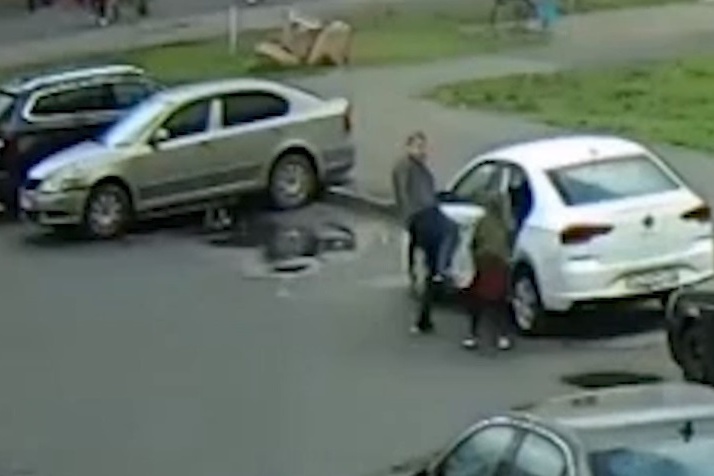 Мужчина надавал подзатыльников дочери и пнул ее после уроков. Теперь ему грозит административная ответственность за побои Мужчина надавал подзатыльников дочери и пнул ее после уроков. Теперь ему грозит административная ответственность за побои
