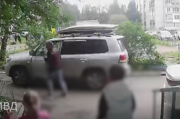 Toyota сбила ребенка во дворе: видео ДТП из Архангельска