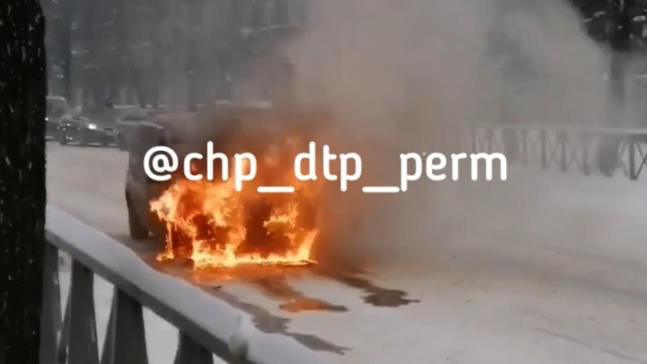 В центре Перми сгорел припаркованный автомобиль. Видео