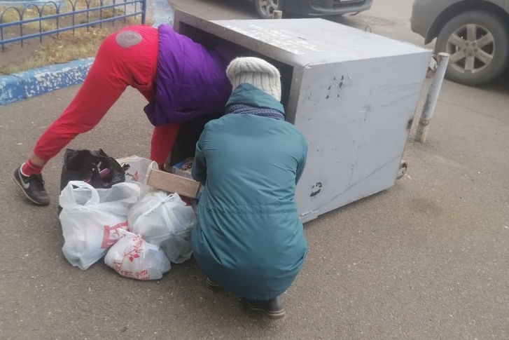 Волонтеры проверили мусорные баки возле дома Волонтеры проверили мусорные баки возле дома