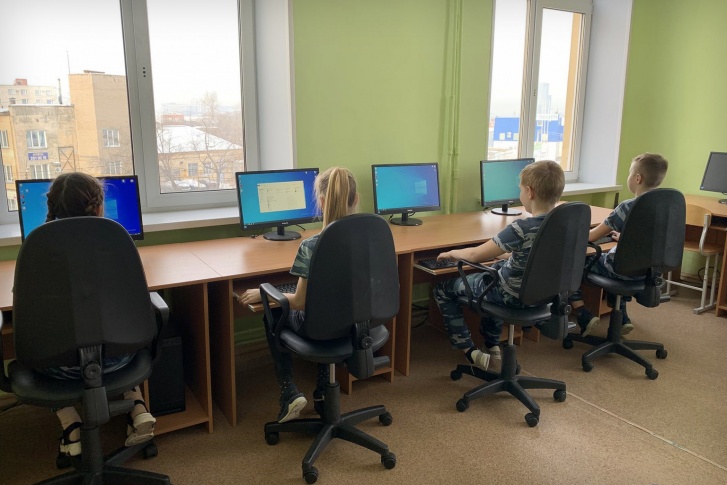 Школу снабдили двумя компьютерами и пятью проекторами