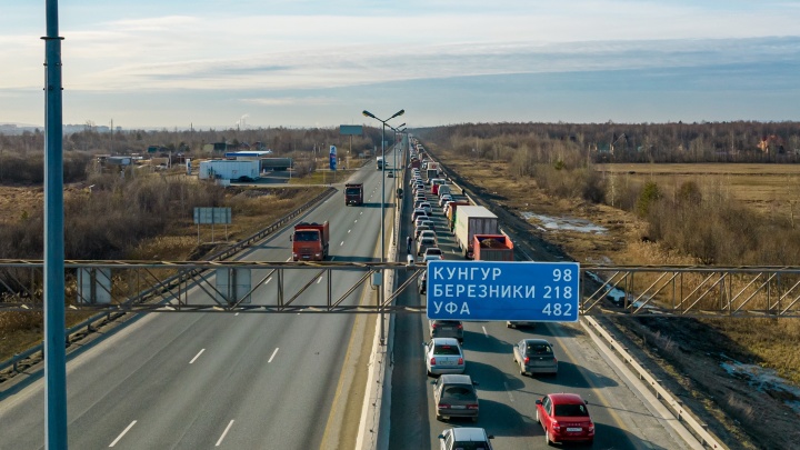 В районе Красавинского моста из-за ДТП собралась огромная пробка