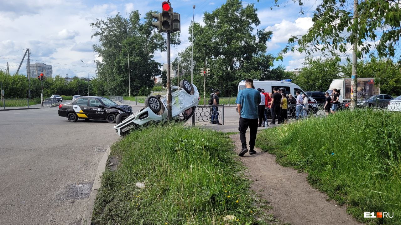 На Черепанова машина такси влетела в иномарку. Два человека попали в больницу