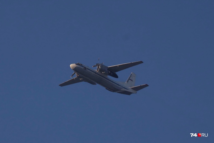 Шумный самолет сделал не меньше десятка кругов над Челябинском на относительно небольшой высоте
