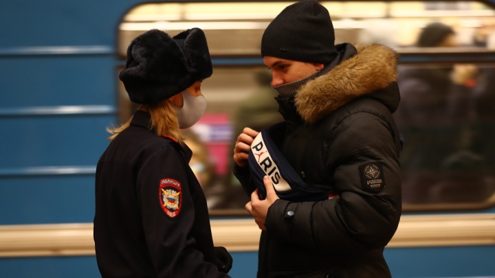 «У меня шарф — он не пропускает вирус»: как в новосибирском метро заставляют носить маски. 10 фото с рейда