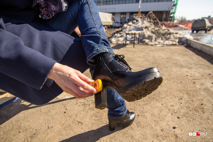 Быстренько почистить обувь от грязи губкой — не самый плохой вариант ухода, но дома лучше обработать кожу пропиткой или кремом