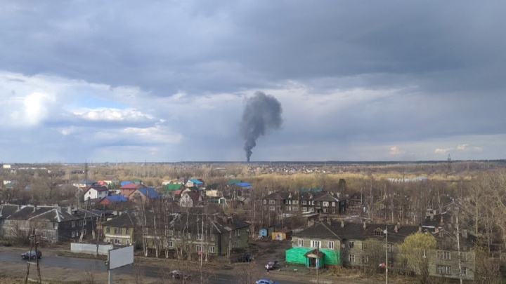 На окраине горит дачный дом, на Кегострове — трава: в Архангельске одновременно тушат два пожара