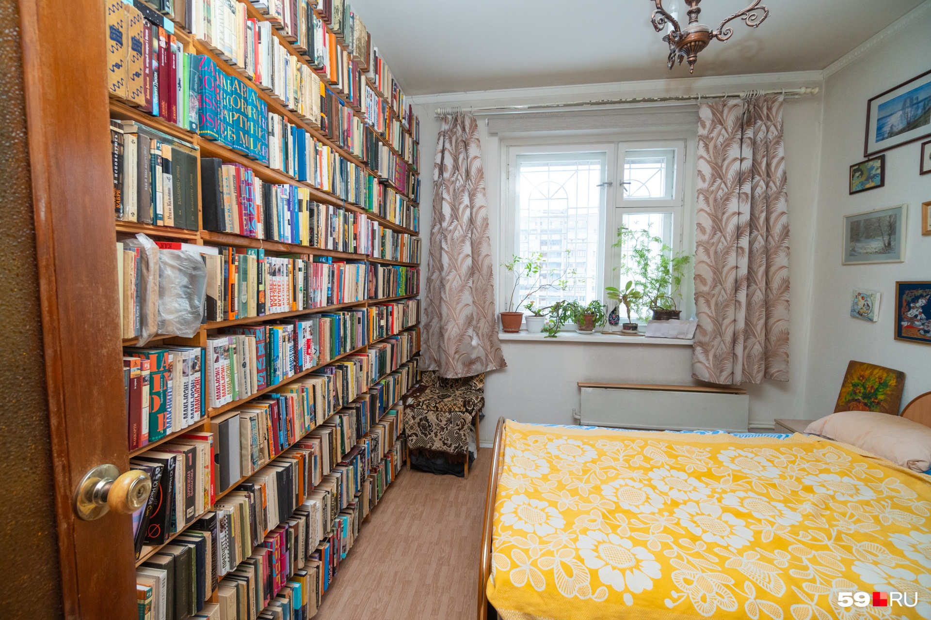 «Я думаю, куда всё это денется после меня? Сейчас же просто книги выбрасывают. Юля говорит, что не позволит, она любит книги и сохранит»