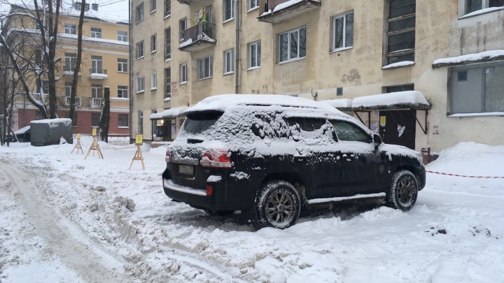 В Архангельске припаркованные авто мешают чистить дворы и крыши домов. Что делать
