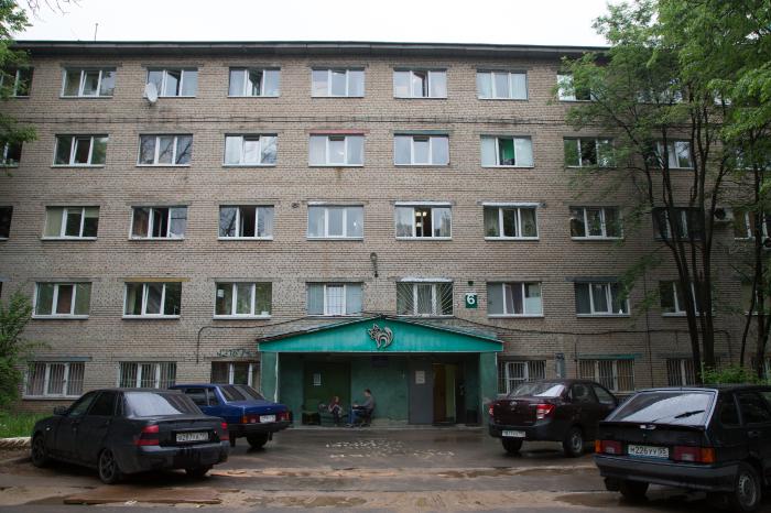 Первокурсники живут по 4 человека в комнате, за проживание в общежитие студенты платят около 800 рублей в месяц Первокурсники живут по 4 человека в комнате, за проживание в общежитие студенты платят около 800 рублей в месяц