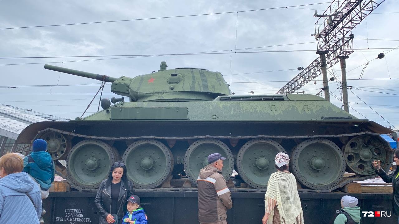На открытой платформе стоял танк <nobr class="_">Т-34</nobr>