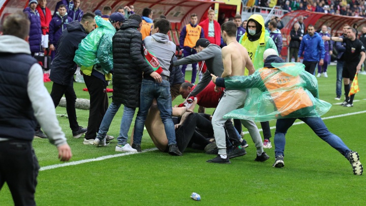 Из-за драки на матче ФК «Уфа» против «Рубина» задержали нескольких болельщиков. Публикуем кадры фанатских столкновений