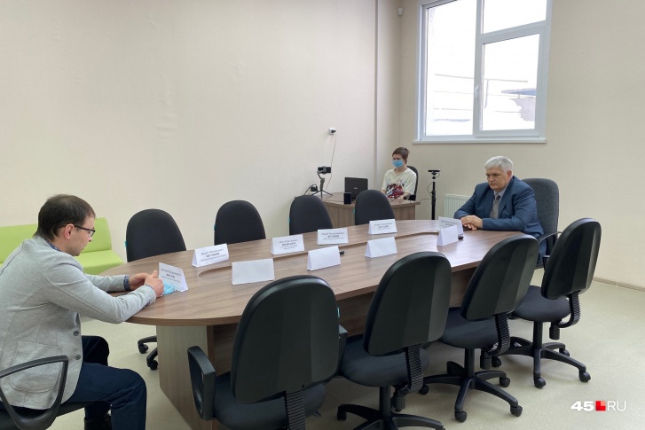 Пустой стол переговоров в кетовской школе
