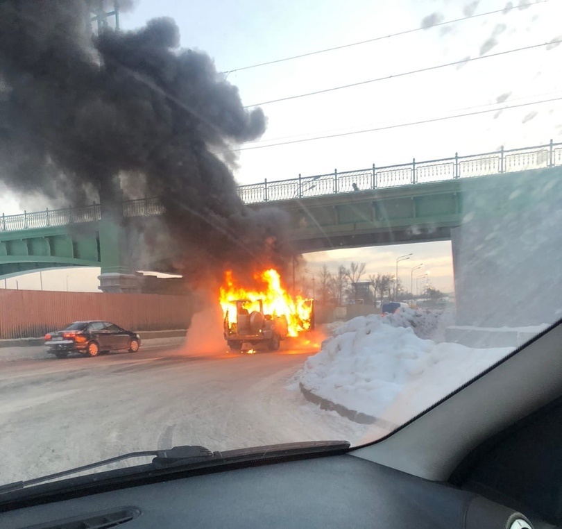 Чп спб. Горел автомобиль в Санкт Петербурге.