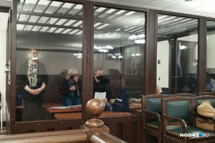Сроки огласили для бизнесмена Эдуарда Комкова (в черной маске), начальника одного из отделов Госстройнадзора Светланы Шенгерей (стоит), директора строительной компании ООО «ИСК "Ресурс"» Никиты Чередниченко (сидит на полу в правом углу) Сроки огласили для бизнесмена Эдуарда Комкова (в черной маске), начальника одного из отделов Госстройнадзора Светланы Шенгерей (стоит), директора строительной компании ООО «ИСК "Ресурс"» Никиты Чередниченко (сидит на полу в правом углу)