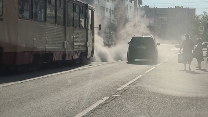 «Водитель вышел с огнетушителем»: в центре Челябинска задымился трамвай
