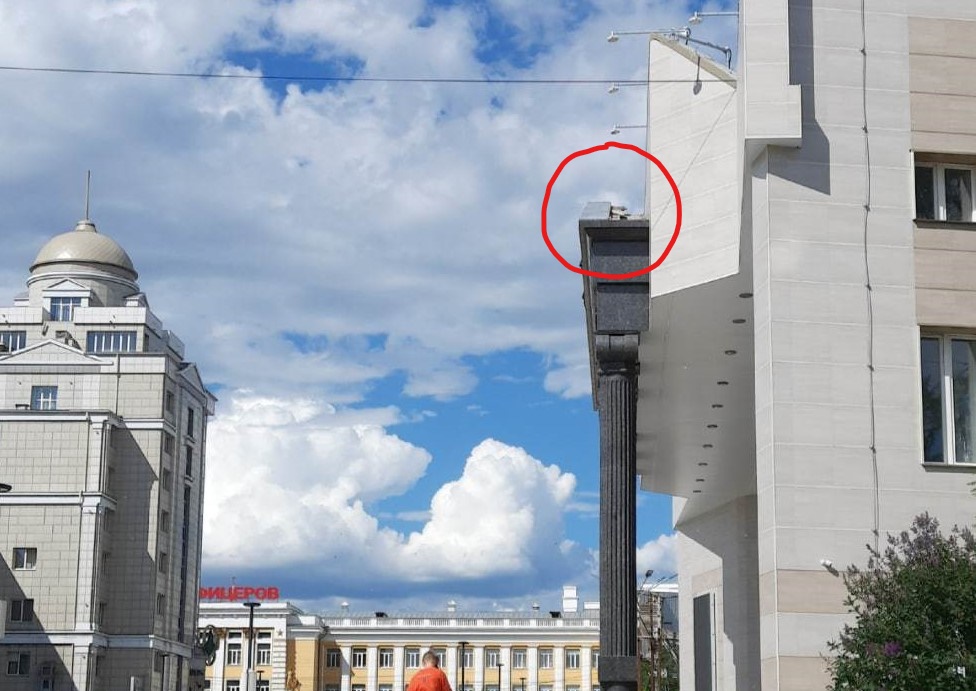 Мусор заметили на крыше драмтеатра в Чите