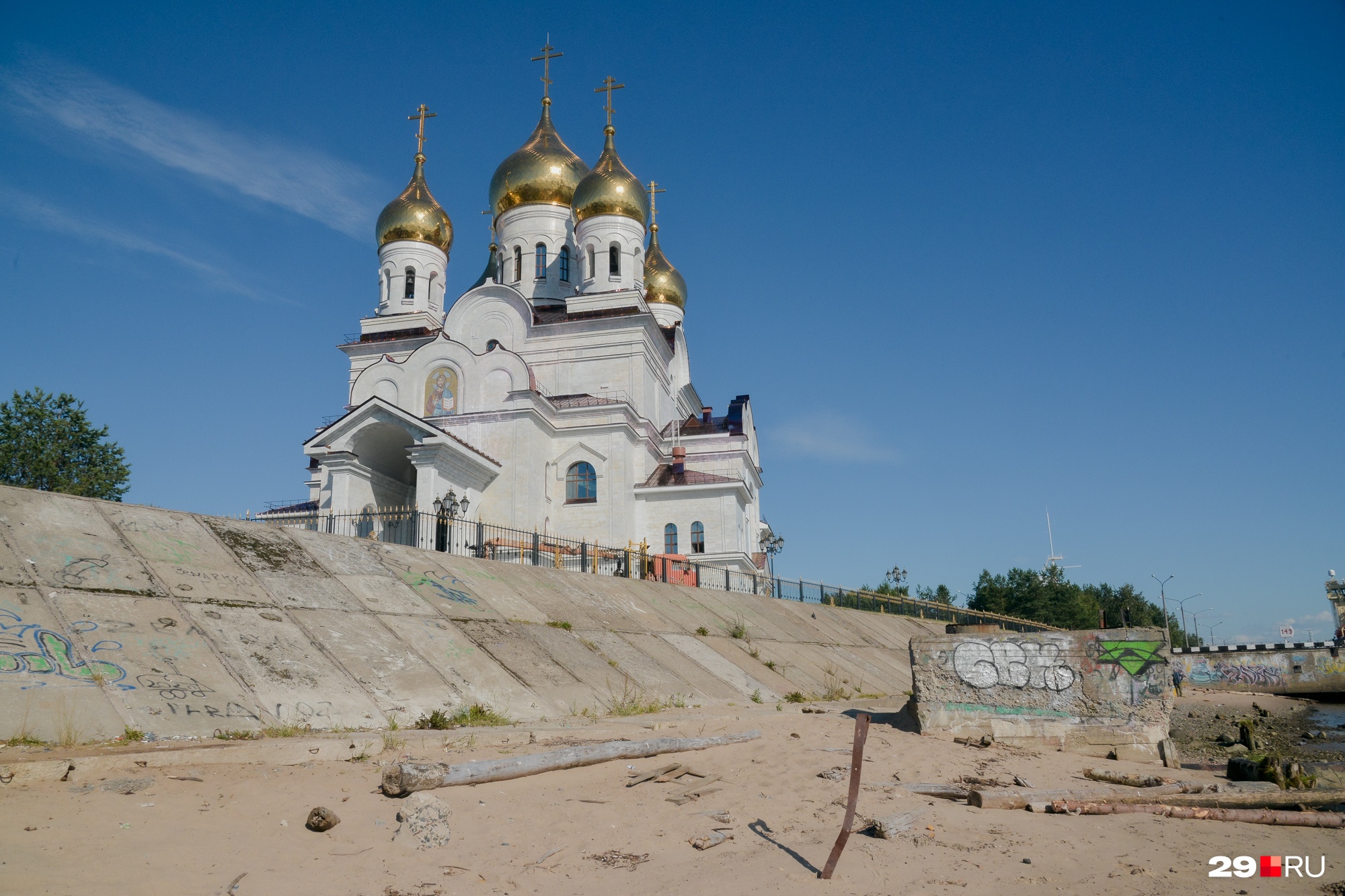 Со стороны реки тоже бы прибраться, но, видимо, не в этот раз Со стороны реки тоже бы прибраться, но, видимо, не в этот раз