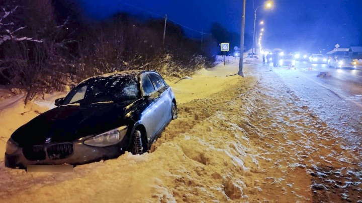 В Ярославской области автомобиль BMW на обочине насмерть сбил женщину