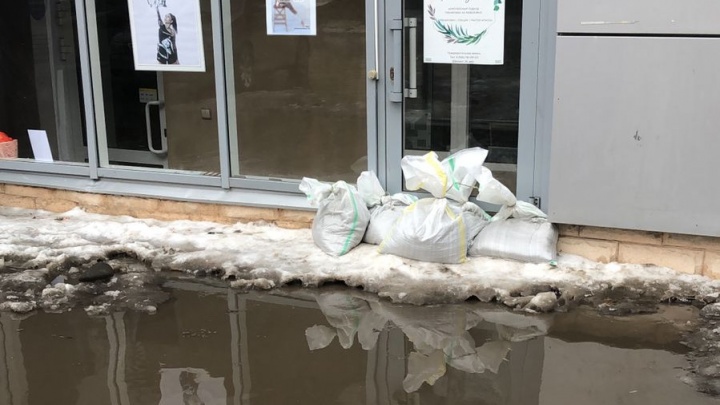 «Привезли песок, гравий»: екатеринбуржцы попытались своими силами справиться с потопом во дворе