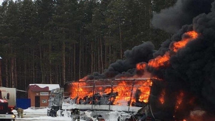 Осудили дальнобойщика, чей грузовик с шинами на 11 миллионов сгорел на тюменской трассе