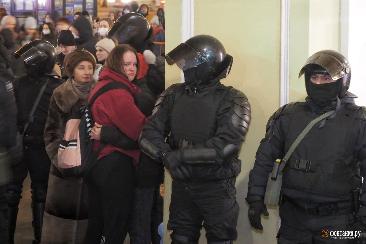События спб ру. Митинг в Питере 2022. Задержания у Гостиного двора 27 февраля.