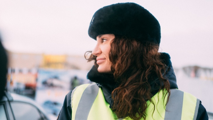 «Включаю хитрость и обаяние»: день с единственной в Омске девушкой — инспектором ДПС
