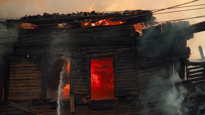 Пусть всё горит: мужчина в Кемерове пытался сжечь дом, где были его бывшая сожительница и их ребенок