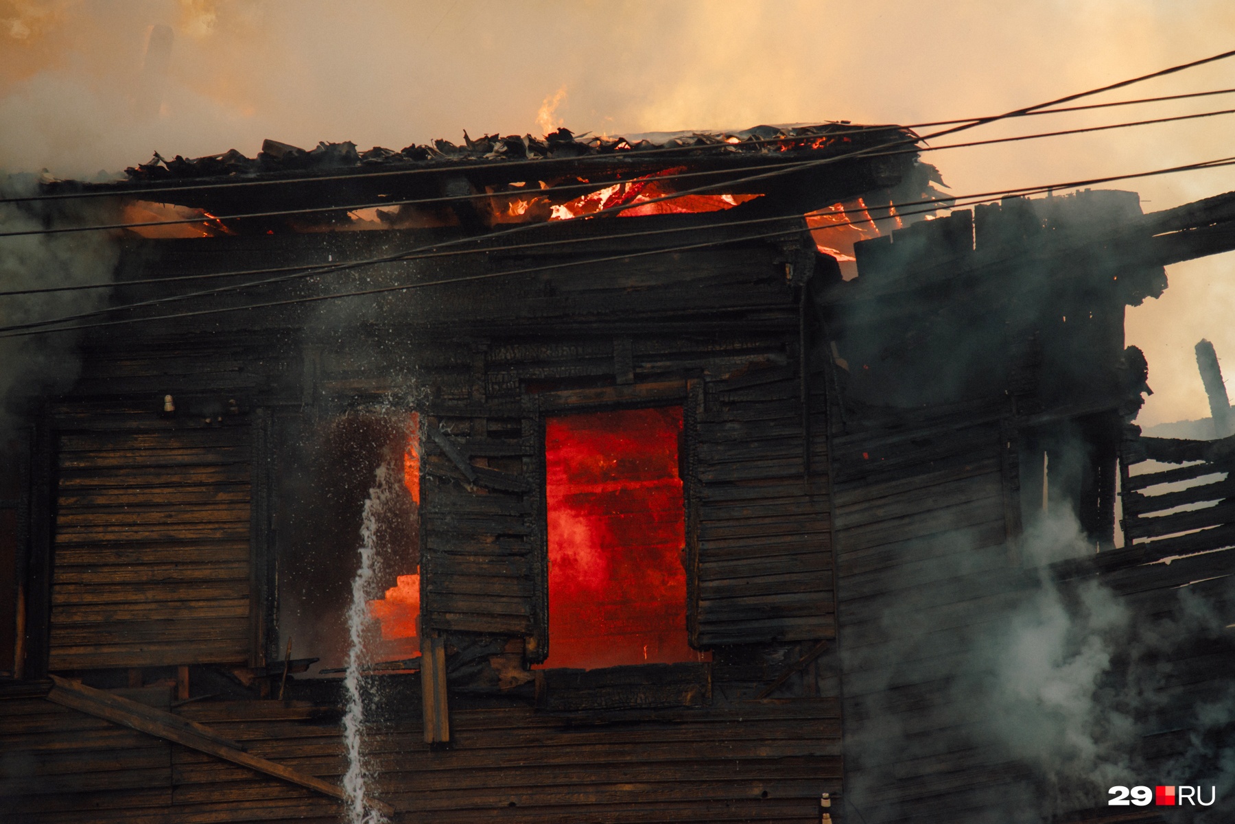 Сгорал почти до тла. Поджег дом. Сожженный дом. Сгорел дом с бассейном. Горящее здание в Кемерово.