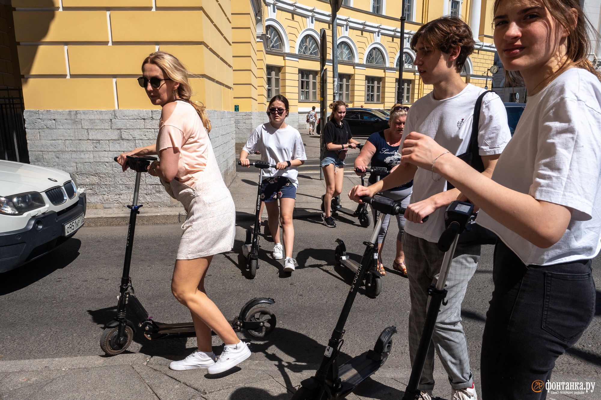 Электросамокаты петербург дтп. Самокат на пешеходном переходе. Электросамокат на пешеходном переходе. Пешеход на самокате. Самокатчик и пешеход.