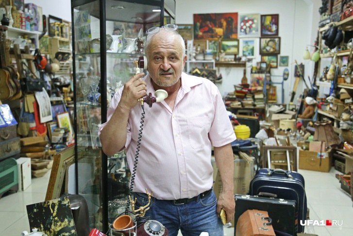 Это Винир в своем музее на Свердловском рынке