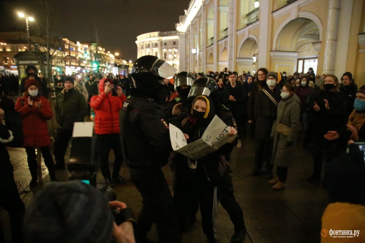 Санкт петербург 28 ноября. Думская улица Санкт-Петербург. Массовые мероприятия в Петербурге. Митинг в СПБ на Гостином дворе. Протесты 25 февраля Санкт Петербург.