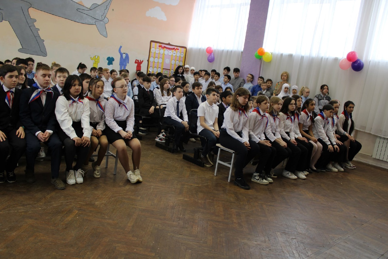 Для участия в церемонии собрали всех учеников школы <nobr class="_">№ 13</nobr> Для участия в церемонии собрали всех учеников школы <nobr class="_">№ 13</nobr>