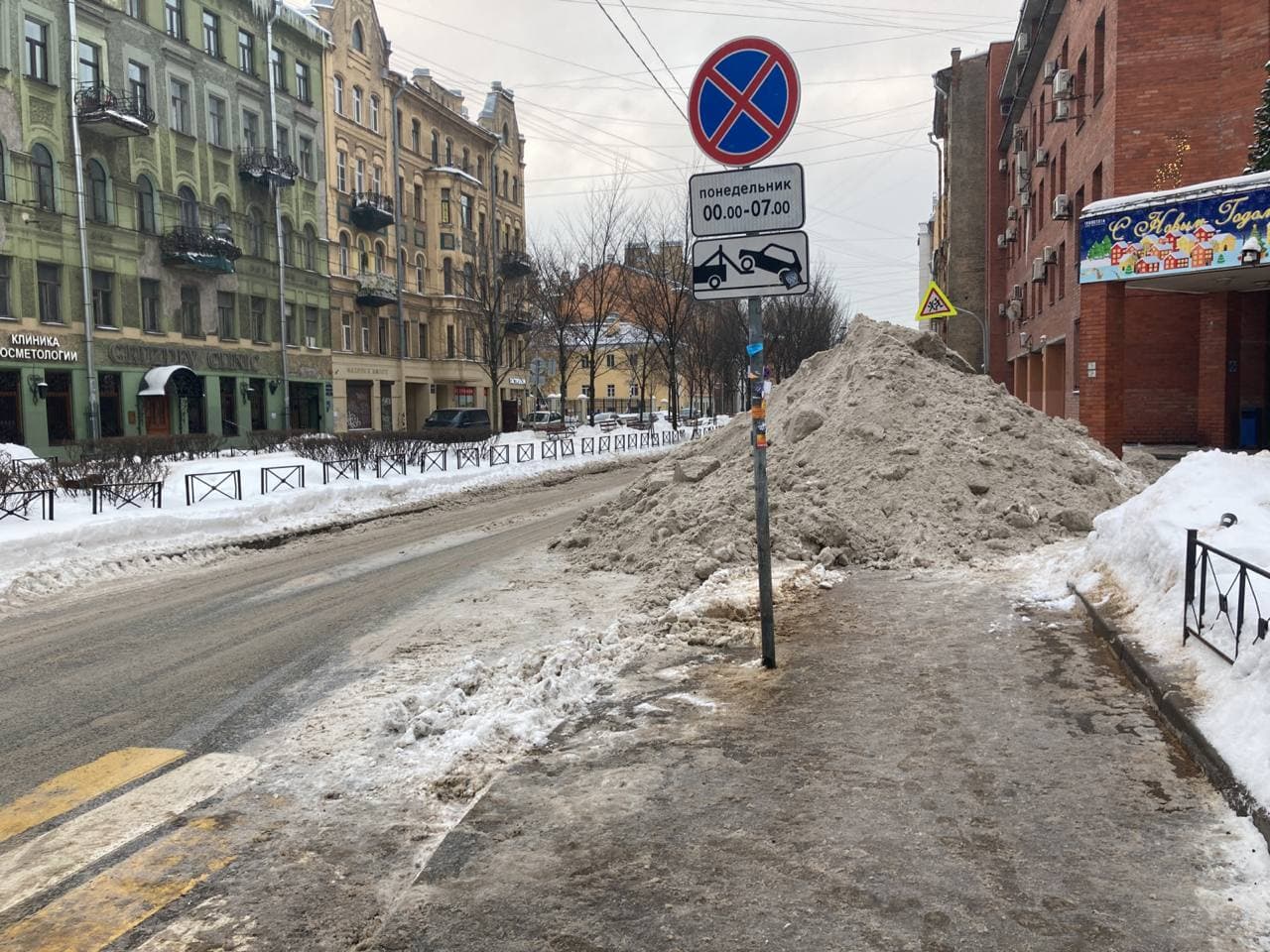 Всё в кучу. На улице Черняховского в Петербурге за ночь выросла снежная  гора и захватила тротуар | 11.01.2022 | Санкт-Петербург - БезФормата