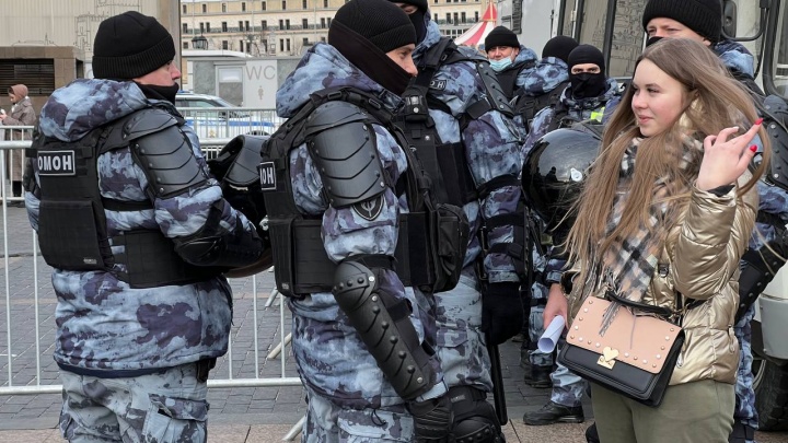 «Бесплатные путевки и пенсия в 50 лет». На сайтах по поиску работы в Москве появились сотни вакансий полицейских