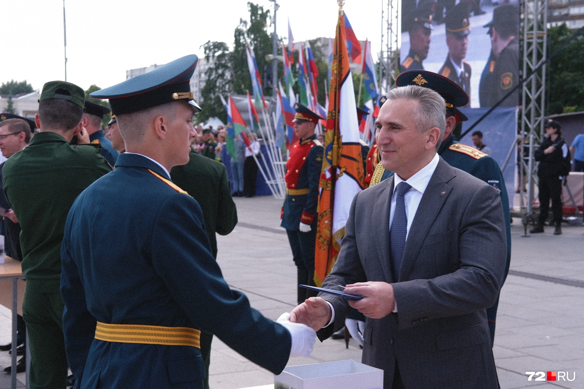 Дипломы выпускникам вручил и губернатор Александр Моор