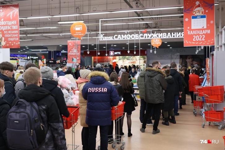 В «Ашане» очереди уже гигантские, новогодние В «Ашане» очереди уже гигантские, новогодние