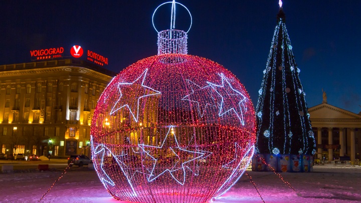 Подсвечник, ангел и елочный шар: в Волгограде закупают уличные украшения к Новому году