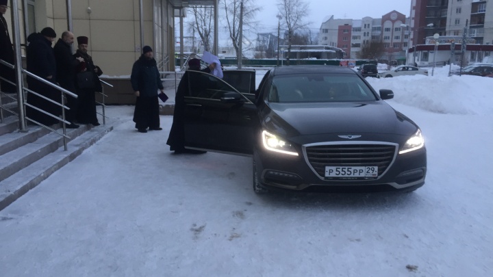 «Должны соблюдать ПДД, как и все»: блогер из Архангельска возмутился тем, где митрополиту подали авто