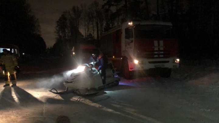 На Урале спасатели развернули целую поисковую операцию после звонка о людях под снежными завалами