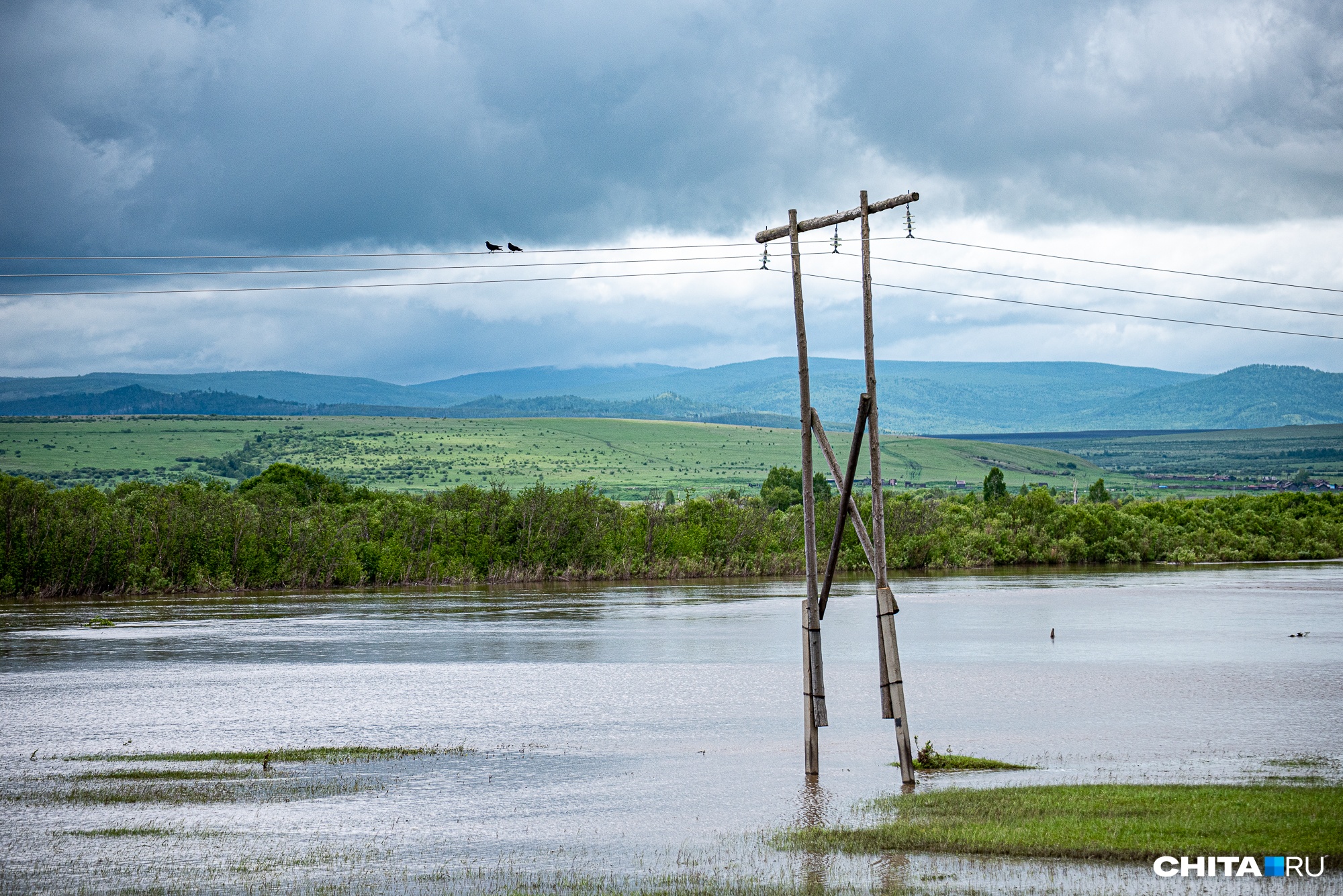 Уровень в реках нескольких районов продолжал расти. Вода размывала дороги у населенных пунктов, а жителей Могочинского района вынудила эвакуироваться, так как началось подтопление дворов